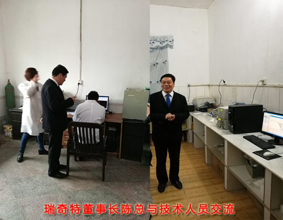 陳總和科研人員交流