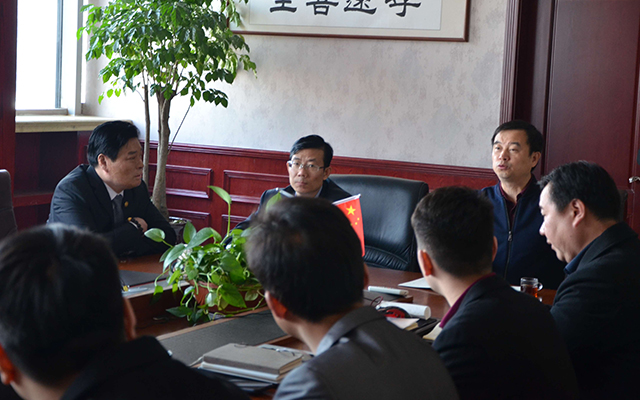 全國牛商會(huì)總會(huì)長陳飛與瑞奇特陳總交談